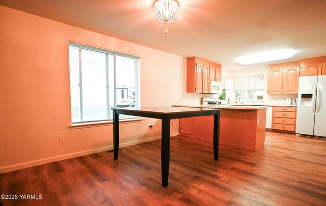 9621 Meadowbrook Rd, Yakima, WA 98903