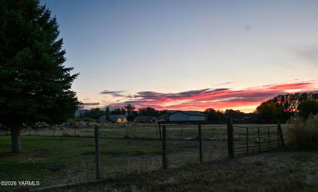 9621 Meadowbrook Rd, Yakima, WA 98903
