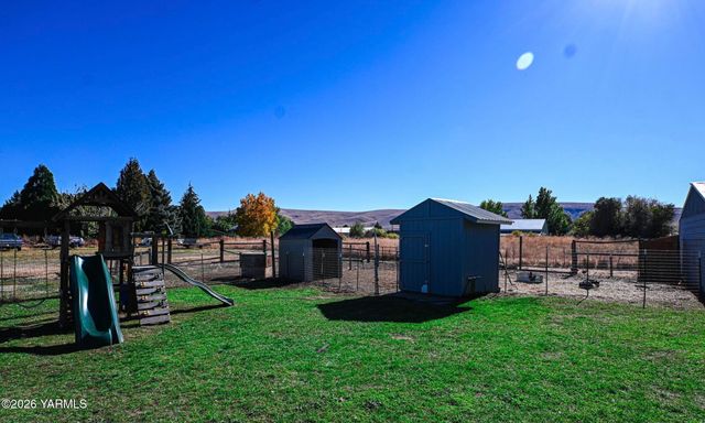 9621 Meadowbrook Rd, Yakima, WA 98903