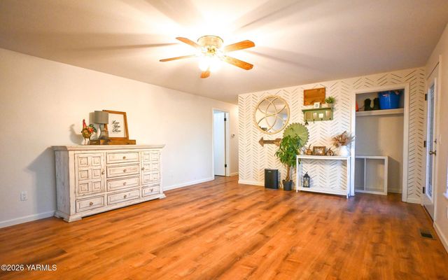 9621 Meadowbrook Rd, Yakima, WA 98903