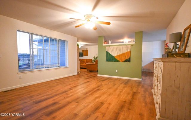 9621 Meadowbrook Rd, Yakima, WA 98903