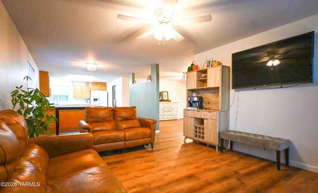 9621 Meadowbrook Rd, Yakima, WA 98903