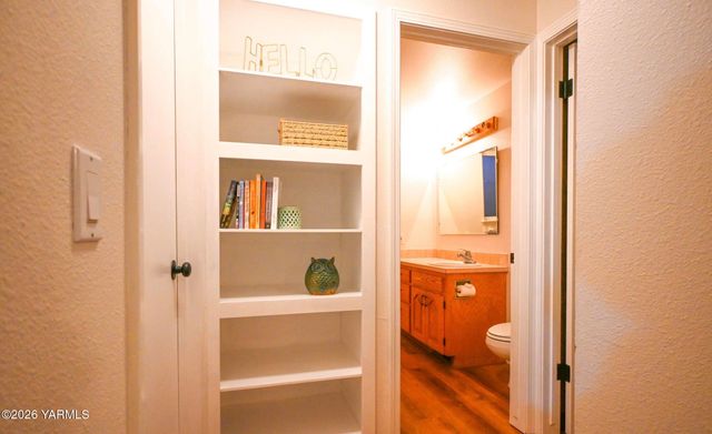 9621 Meadowbrook Rd, Yakima, WA 98903