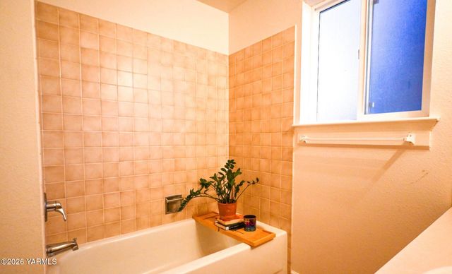 9621 Meadowbrook Rd, Yakima, WA 98903