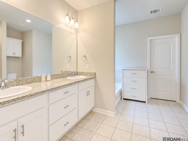 7631 W Pelican Lakes Ave, Baton Rouge, LA 70820