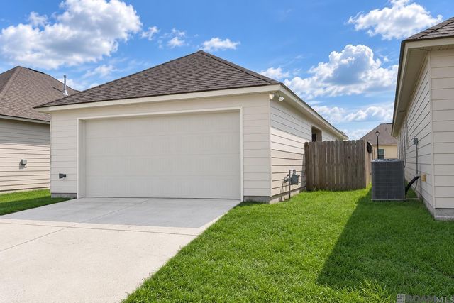 7631 W Pelican Lakes Ave, Baton Rouge, LA 70820