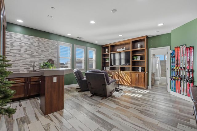 1607 Redmond Dr, Rocklin, CA 95765