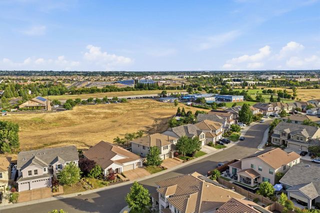 1607 Redmond Dr, Rocklin, CA 95765