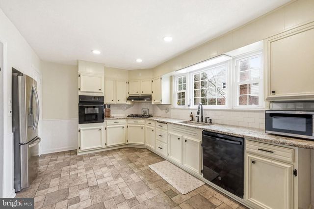 3 SAINT DAVIDS RD, Cherry Hill, NJ 08002