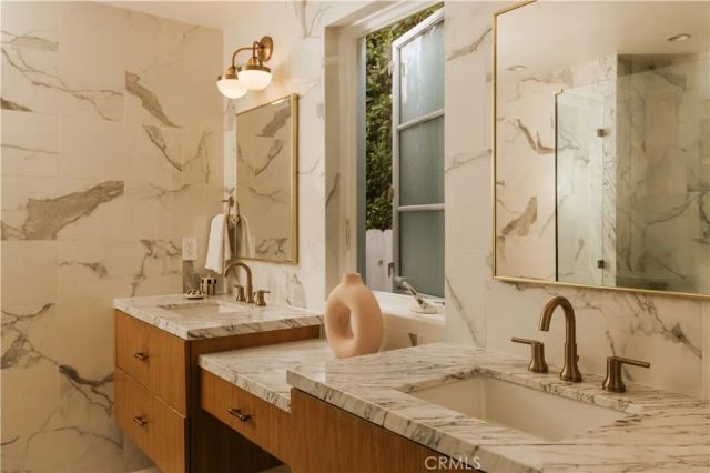 1111 S Plymouth Boulevard, Los Angeles, CA 90019