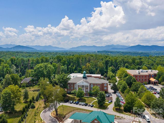 4 Vanderbilt Park Drive, Asheville, NC 28803