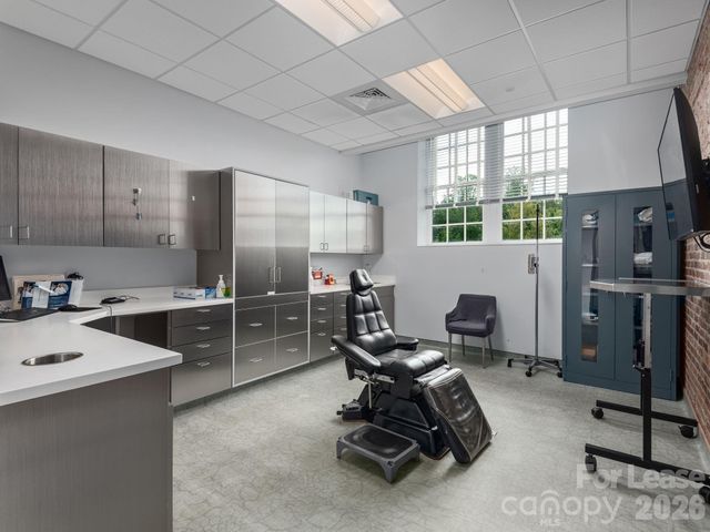 4 Vanderbilt Park Drive, Asheville, NC 28803