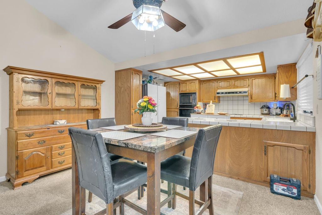 Image 12 of property listing at 1995 Vartikian Avenue, Clovis, CA 93611