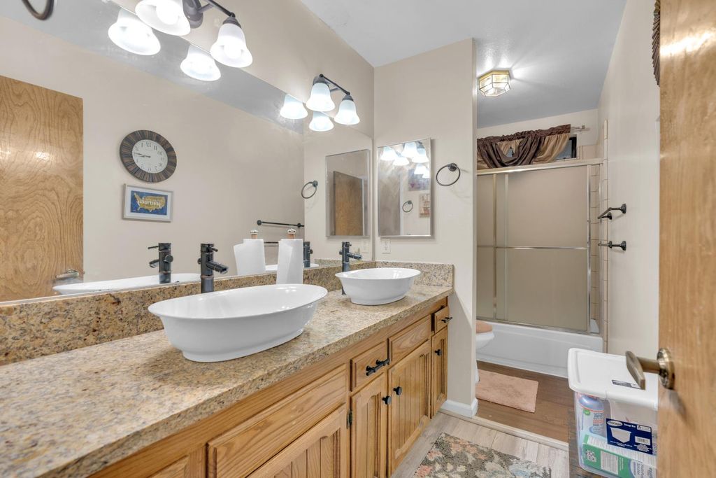 Image 16 of property listing at 1995 Vartikian Avenue, Clovis, CA 93611