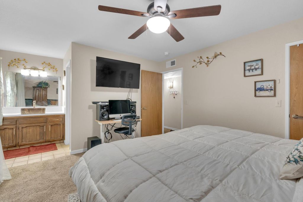 Image 18 of property listing at 1995 Vartikian Avenue, Clovis, CA 93611