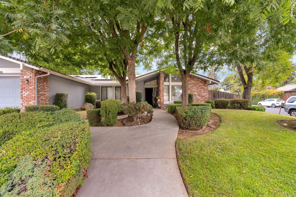 Image 2 of property listing at 1995 Vartikian Avenue, Clovis, CA 93611