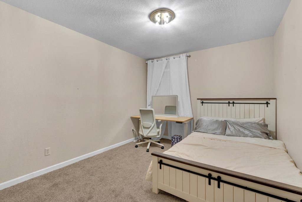 Image 20 of property listing at 1995 Vartikian Avenue, Clovis, CA 93611