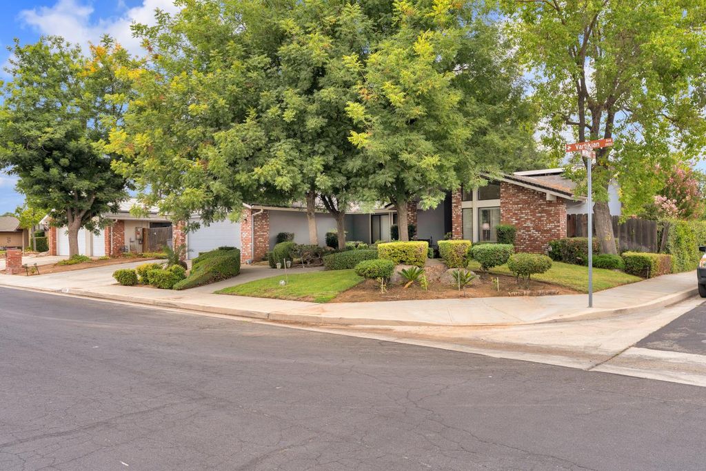 Image 3 of property listing at 1995 Vartikian Avenue, Clovis, CA 93611