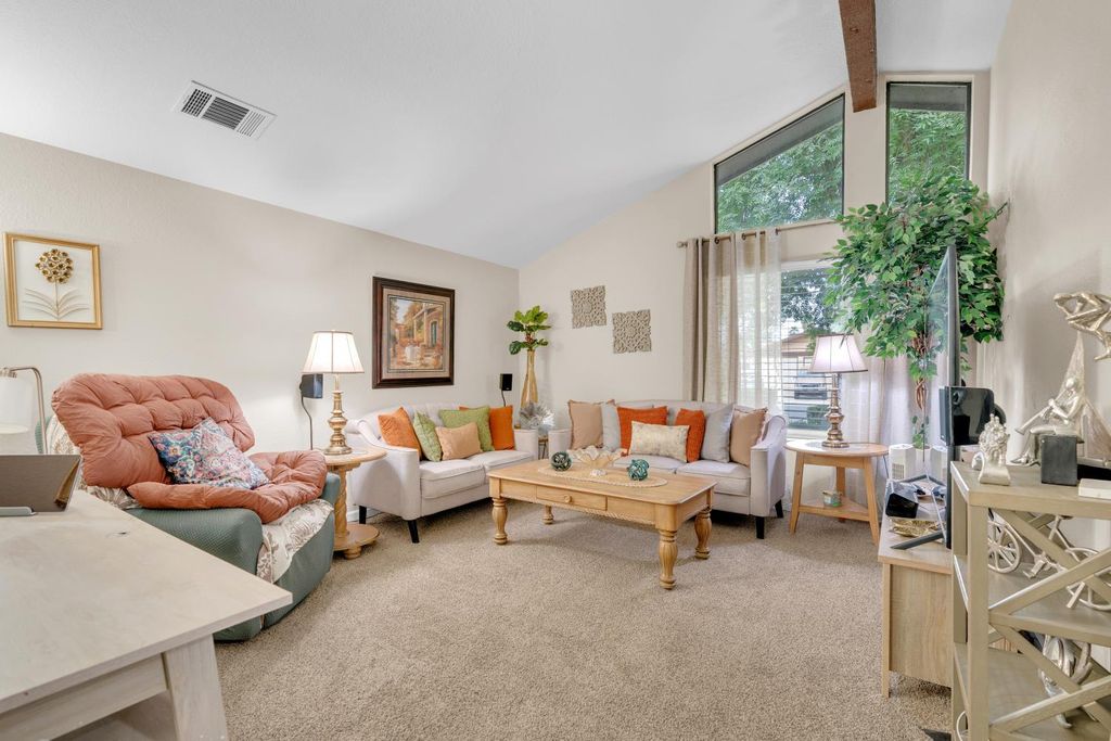 Image 5 of property listing at 1995 Vartikian Avenue, Clovis, CA 93611