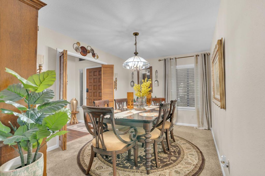 Image 7 of property listing at 1995 Vartikian Avenue, Clovis, CA 93611