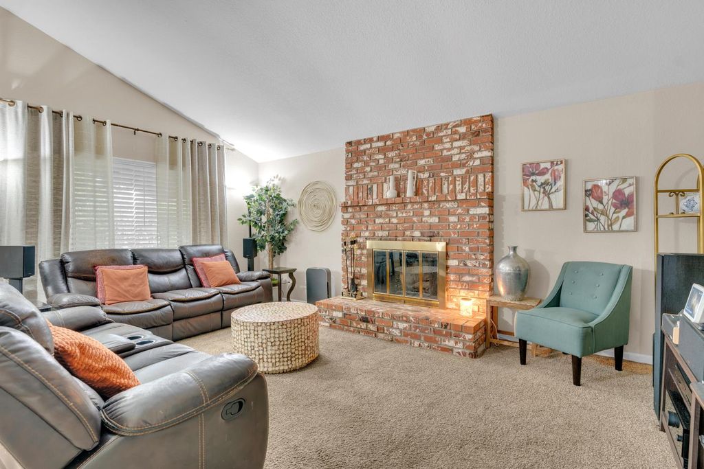 Image 8 of property listing at 1995 Vartikian Avenue, Clovis, CA 93611