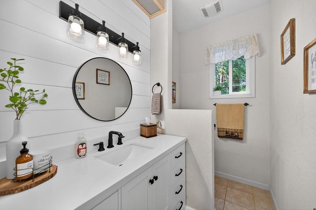 4381 Lakeridge Dr, Pollock Pines, CA 95726