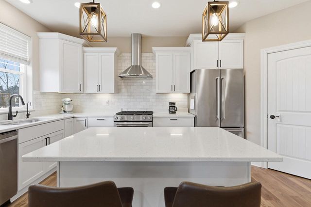 520 Edgewater DRIVE, West Bend, WI 53095