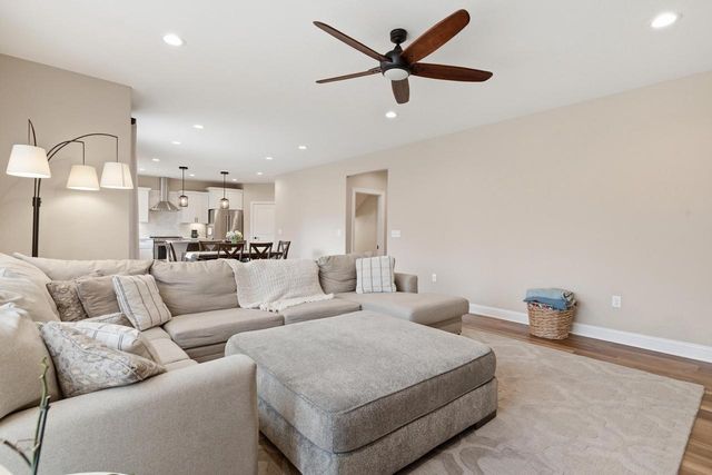 520 Edgewater DRIVE, West Bend, WI 53095