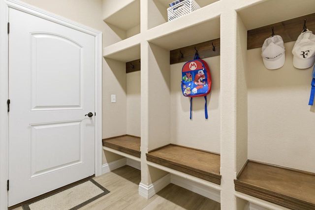 520 Edgewater DRIVE, West Bend, WI 53095