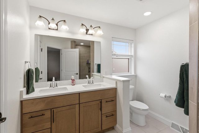 520 Edgewater DRIVE, West Bend, WI 53095