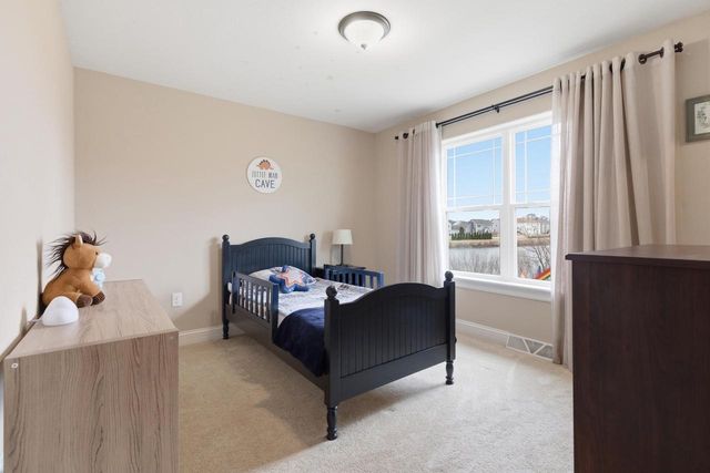 520 Edgewater DRIVE, West Bend, WI 53095