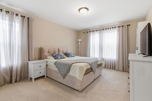 520 Edgewater DRIVE, West Bend, WI 53095