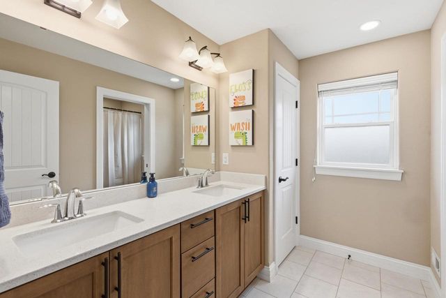 520 Edgewater DRIVE, West Bend, WI 53095