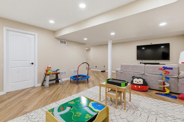 520 Edgewater DRIVE, West Bend, WI 53095