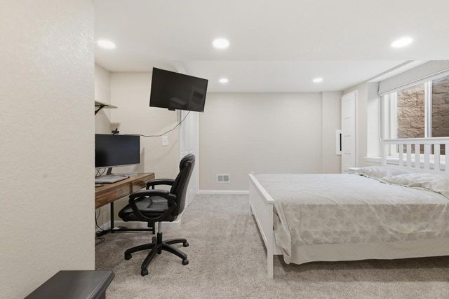 520 Edgewater DRIVE, West Bend, WI 53095