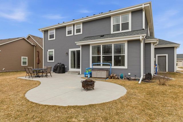 520 Edgewater DRIVE, West Bend, WI 53095