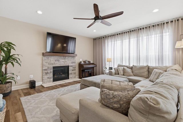 520 Edgewater DRIVE, West Bend, WI 53095