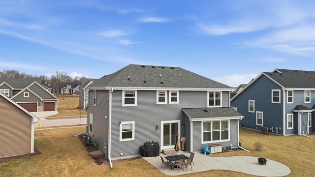 520 Edgewater DRIVE, West Bend, WI 53095