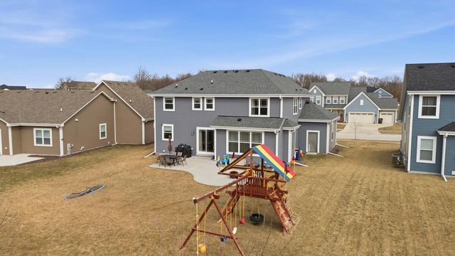 520 Edgewater DRIVE, West Bend, WI 53095