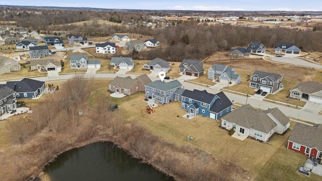 520 Edgewater DRIVE, West Bend, WI 53095