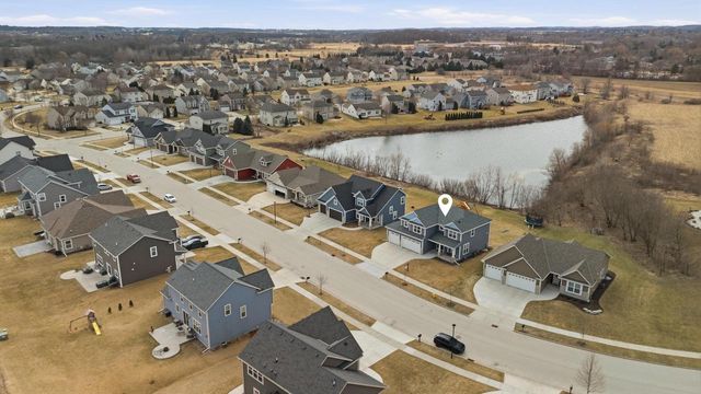 520 Edgewater DRIVE, West Bend, WI 53095