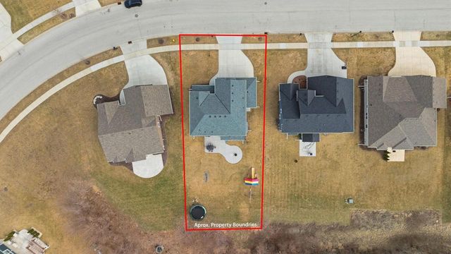 520 Edgewater DRIVE, West Bend, WI 53095