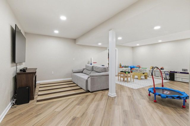 520 Edgewater DRIVE, West Bend, WI 53095