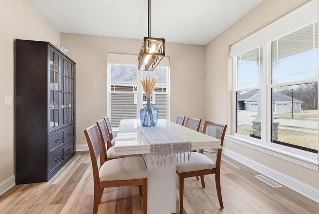 520 Edgewater DRIVE, West Bend, WI 53095