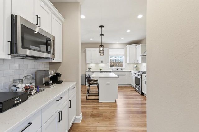 520 Edgewater DRIVE, West Bend, WI 53095