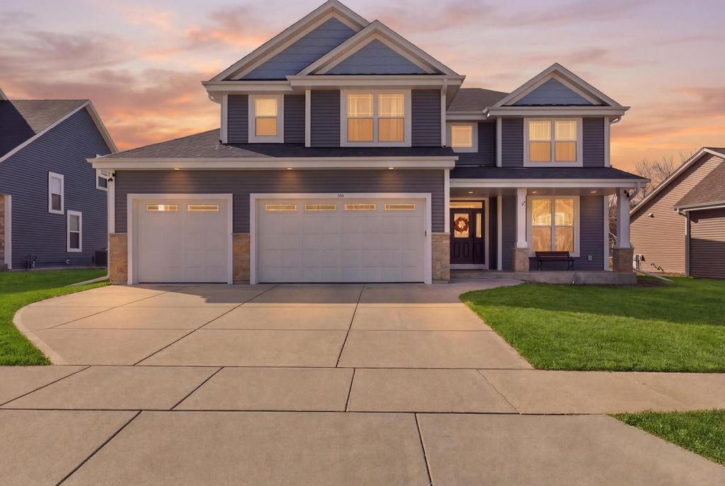 520 Edgewater DRIVE, West Bend, WI 53095