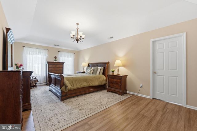 7 CHERRY TREE LN, Cream Ridge, NJ 08514