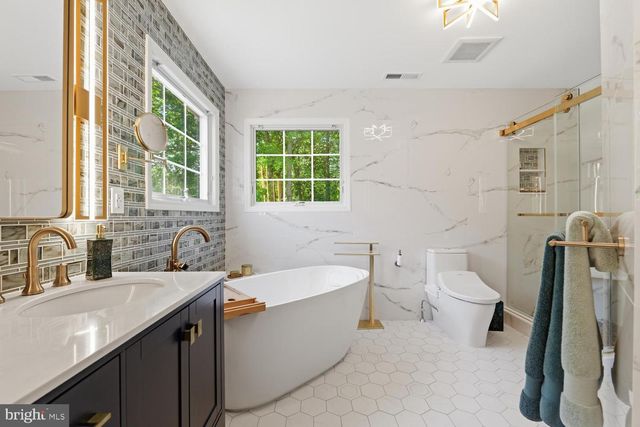 7 CHERRY TREE LN, Cream Ridge, NJ 08514