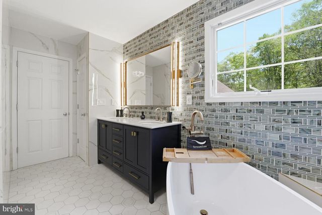 7 CHERRY TREE LN, Cream Ridge, NJ 08514