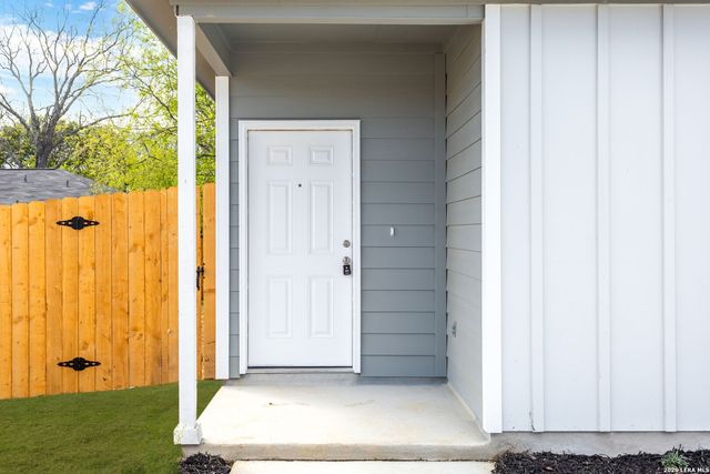 502 Hudson St, Seguin, TX 78155